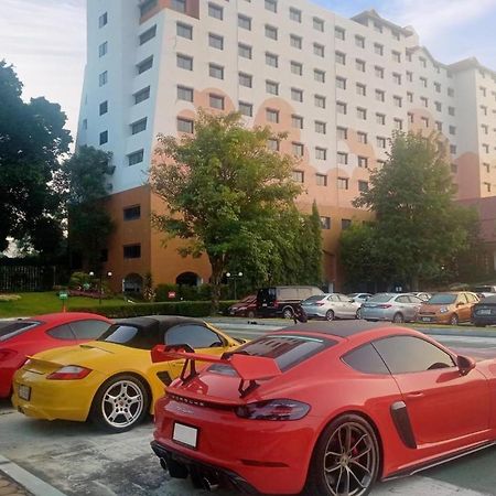 The Heritage Chiang Rai Hotel And Convention Zewnętrze zdjęcie Porsche Cayman GT4 (rear)