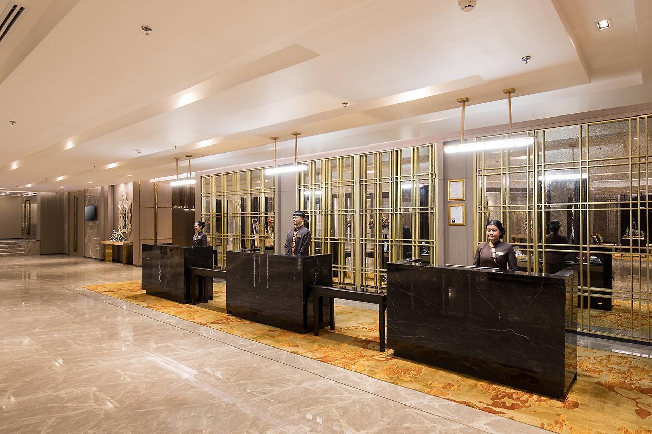 The Heritage Chiang Rai Hotel And Convention Zewnętrze zdjęcie Concierge desks at the lobby