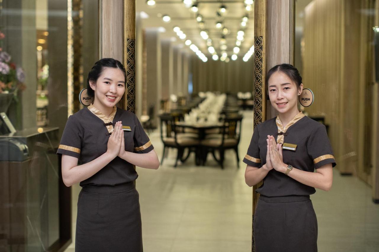 The Heritage Chiang Rai Hotel And Convention Zewnętrze zdjęcie Thai women greeting with the wai