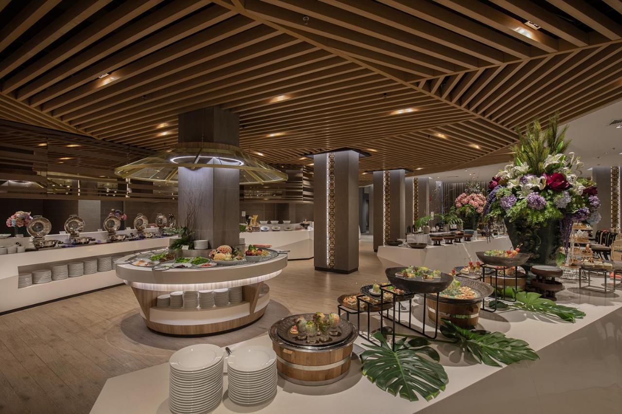 The Heritage Chiang Rai Hotel And Convention Zewnętrze zdjęcie The buffet at the 360 Restaurant