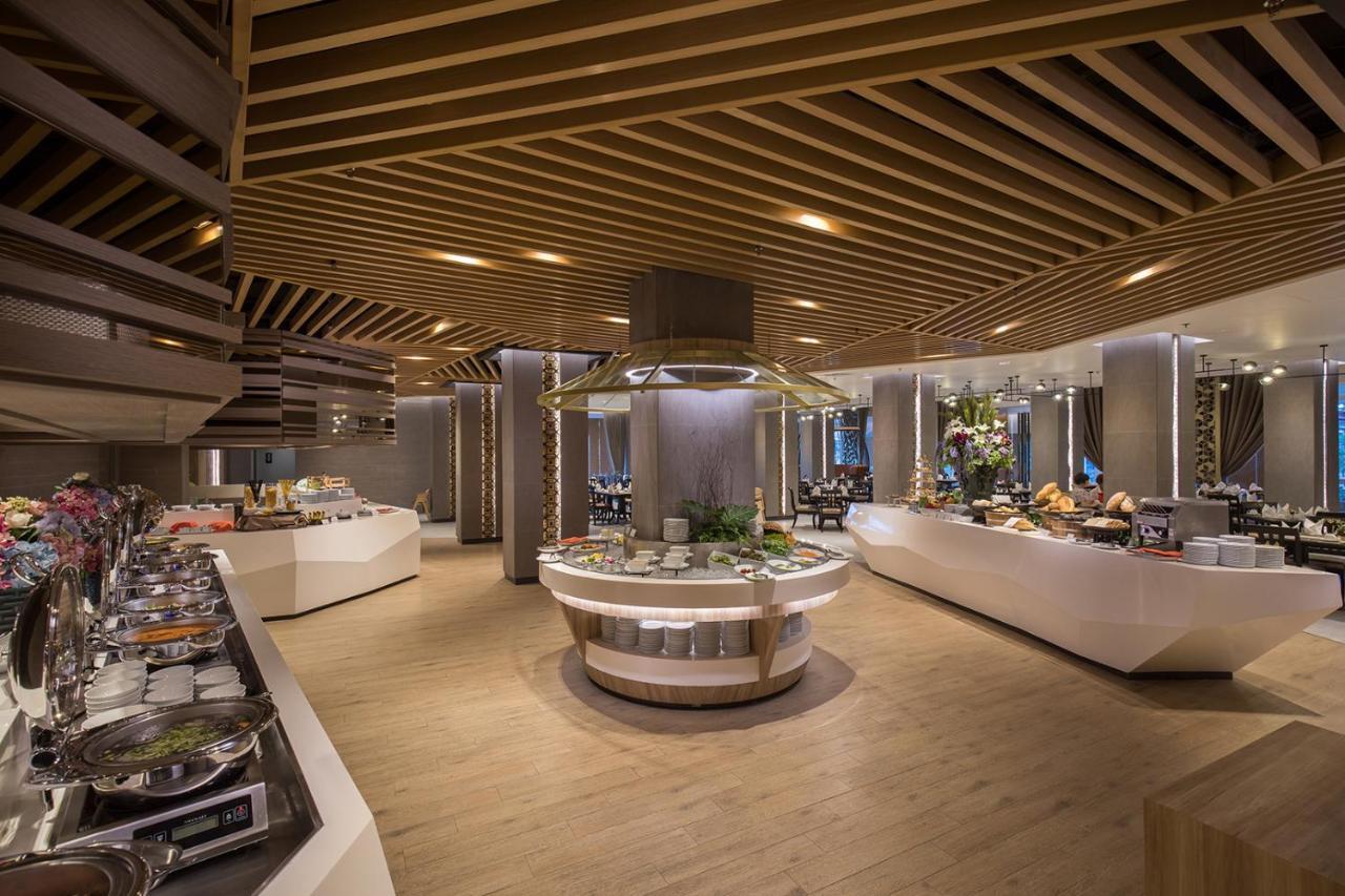 The Heritage Chiang Rai Hotel And Convention Zewnętrze zdjęcie The buffet at the 360° restaurant