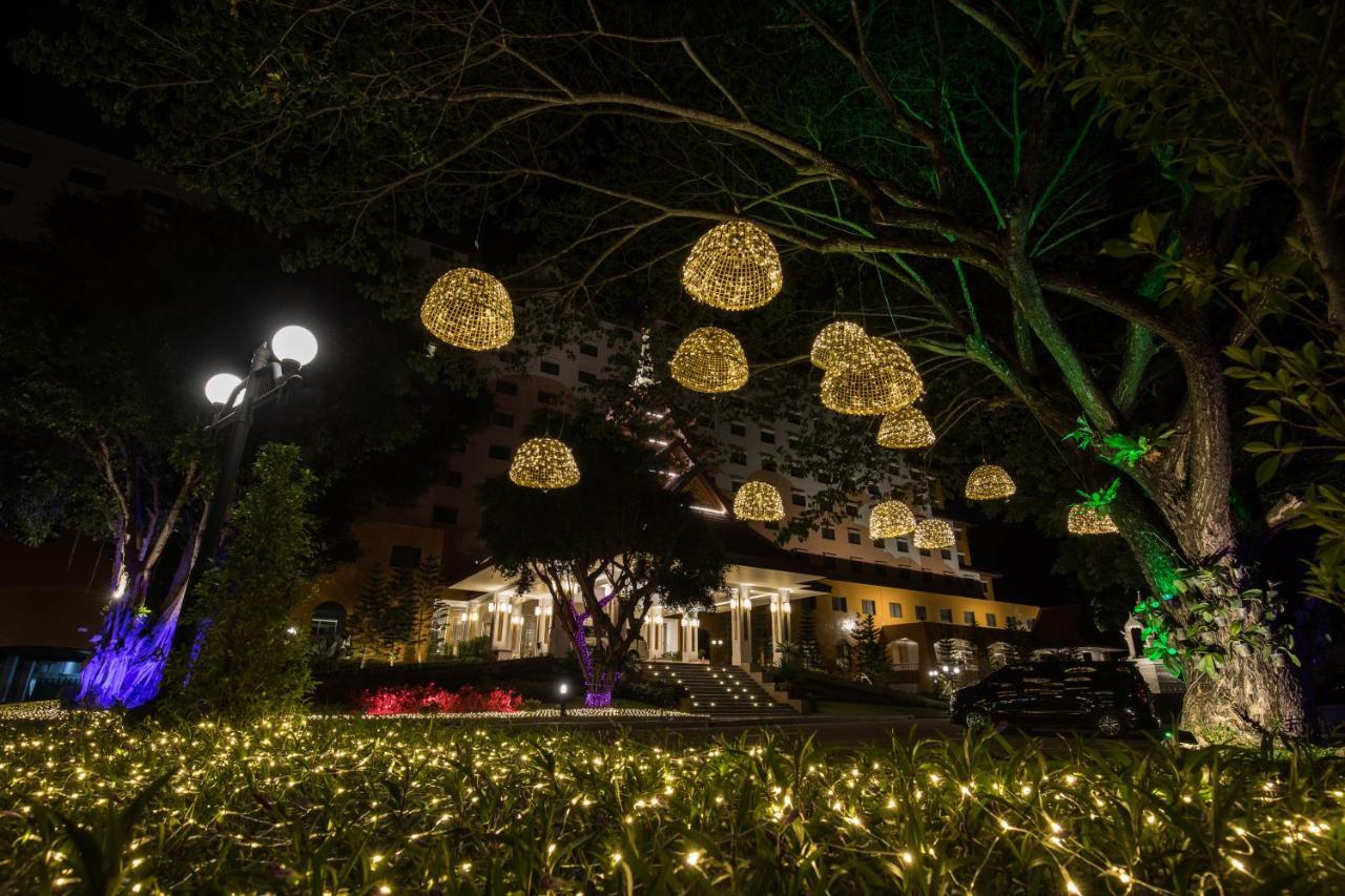 The Heritage Chiang Rai Hotel And Convention Zewnętrze zdjęcie Christmas lights in San Francisco